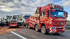 Dálnici D2 u B�eclavi ve sm�ru na Brno zablokoval p�evrácený kamion. (24. února...
