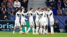 Andrews Tetteh slaví se spoluhrá�i z Panathinaikos úvodní gól proti Plzni v...