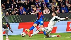 Tomá� Ladra (Plze�) st�ílí, zatímco ho brání Ahmed Touba z Panathinaikosu.