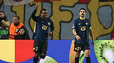 Nathan Ngoy (Lille) slaví se spoluhrá�em Benjaminem Andrem druhý gól svého týmu...