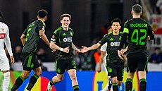 Luke McCowan (Celtic Glasgow, druhý zleva) oslavuje se spoluhrá�i úvodní gól...