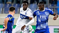 (Vlevo) Omar Janneh (Lausanne) bojuje o mí� s Abdoulayem Syllou z Olomouce...