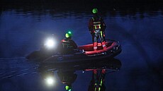 Pátrání po policejním potáp��i v Dale�ické p�ehrad� u Kramolína. Mu� se z vody...