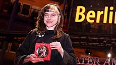 Pepa Lubojacki p�ebírá cenu na festivalu Berlinale. (21. února 2026)