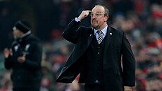 Rafael Benitez, trenér fotbalist� Newcastlu, gestikuluje v pr�b�hu zápasu...
