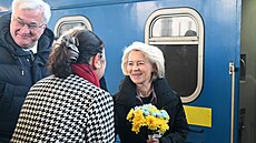 Ukrajinský ministr zahrani�ních v�cí Andrij Sybiha (vlevo) a velvyslankyn� EU...
