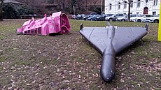 Stará a nová válka v ulicích Prahy. Maketa íránského dronu �áhid vedle repliky...
