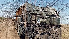 Hledali byste pod konstrukcí chránící p�ed drony tank? Stroje, které vládly...