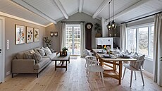 V jídeln� z�staly stojací hodiny z 18. století, rodinná chlouba.