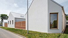 Trojúhelníkovou parcelou �svírají� ze dvou stran komunikace.