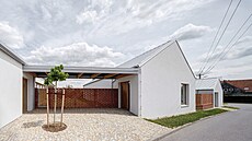 Vstup do bytových jednotek tvo�í spole�né zast�e�ené patio, které funguje jako...