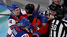 Ameri�ané Jaccob Slavin, Brock Faber a Brady Tkachuk p�i poty�ce s Markem...