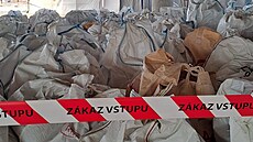 Zhruba 308 tun materiálu s obsahem azbestu bylo odstran�no z obchodního domu...