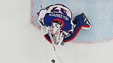 Connor Hellebuyck ze Spojených stát� amerických chytá puk (22. února 2026)