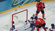 Kana�an Toews v úto�né akci proti branká�i Hellebuyckovi (22. února 2026)