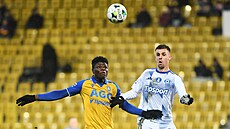 Emmanuel Fully za Teplice (vlevo) a  Antonín R�sek se p�ou o zpracování mí�e...