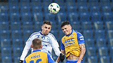 Antonín R�sek (vlevo) a Denis Halinský se p�ou o mí� (22. února 2026)