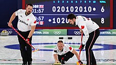 Brad Jacobs, Brett Gallant a Ben Hebert z Kanady v akci b�hem finálového zápasu...