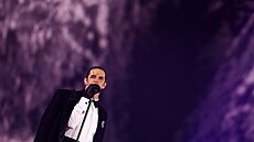 Zp�vák Achille Lauro vystupuje na samém konci záv�re�ného ceremoniálu zimních...