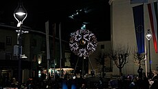 Lidé se shromá�dili u ohni�t� p�i pr�íle�itosti uha�ení olympijského ohn� na...