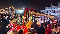 Cestující v Uherském Hradi�ti si u�ívali váno�n� vyzdobený autobus Pouli�ky....