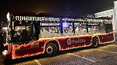 Cestující v Uherském Hradi�ti si u�ívali váno�n� vyzdobený autobus Pouli�ky....
