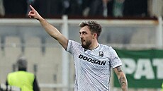 Plze�ský úto�ník Tomá� Ladra slaví gól do sít� Panathinaikosu.