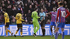 Kapitán Wolverhamptonu José Sá diskutuje s rozhod�ím poté, co byl v utkání s...