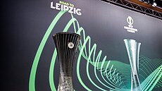 Trofej pro vít�ze Konferen�ní ligy p�i losu vy�azovací fáze.