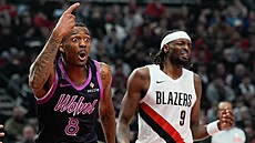 Bones Hyland (8) z Minnesota Timberwolves se zlobí na rozhod�í v zápase s...