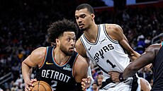 Cade Cunningham (2) z Detroit Pistons se dere ke ko�i San Antonio Spurs, brání...