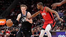 Lauri Markkanen (vlevo) z Utah Jazz nají�dí ke ko�i Houston Rockets, brání ho...