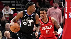 Isaiah Collier (8) z Utah Jazz u mí�e v zápase s Houston Rockets, brání ho...