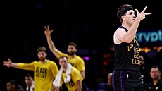 Austin Reaves (15) z Los Angeles Lakers slaví svou trojku.