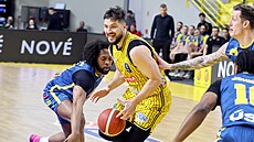 Opavský k�ídelník Filip Zbránek se mezi ústeckými protihrá�i sna�í probít ke...