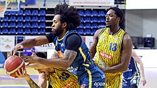 Clevon Brown (vpravo) z Opavy sleduje, jak ústecký Kimani Lawrence atakuje...