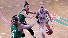 Petra Záplatová ze �abin Brno jde do útoku, brání ji Michaela Vondrá�ková a...
