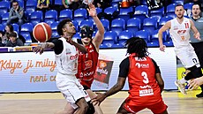 Nymburský Sir�Jabari Rice nahrává p�ed maskovaným bránícím Adamem Luke�em z...