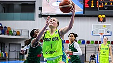 Mariana P�ibylová z USK Praha zakon�uje na ko� SB� Ostrava kolem Aleah...