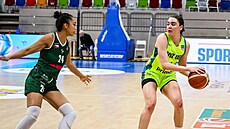 Pauline Astierová z USK Praha u mí�e v zápase s SB� Ostrava, brání ji Oliana...