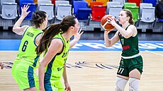 Lucie Válková z SB� Ostrava st�ílí na ko� USK Praha.