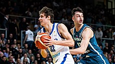 �eský k�ídelník Richard Bálint (vlevo) uniká ke slovinskému ko�i.