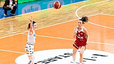 Eli�ka �ílová (vlevo) z KP Brno signalizuje, hlídá ji její sestra Marie �ílová...