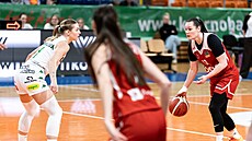 Andrea Ondrou�ková z DSK Basketball Brandýs u mí�e v zápase s KP Brno, brání ji...
