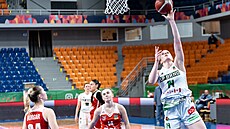 Valentýna Veselá z KP Brno zakon�uje na ko� DSK Basketball Brandýs.