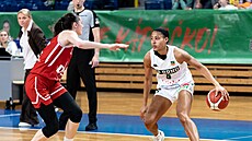 Taylor Thierryová z KP Brno u mí�e v zápase s DSK Basketball Brandýs.