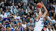 �eský basketbalista Richard Bálint pálí z dálky.