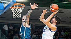 �eský basketbalista David Böhm zakon�uje na slovinský ko�, brání ho Alen Omi�.