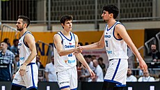 �e�tí basketbalisté Richard Bálint a David Böhm se povzbuzují.