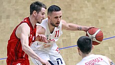 Pardubický Jakub T�ma brání ve finále poháru Mat�je Svobodu z Nymburka.